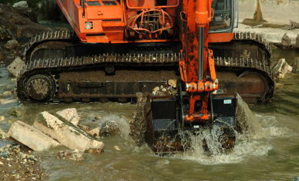 13_29_29---tracked-digger-bucket-working-in-a-river_web.jpg